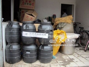江西查获熟食黑作坊蟑螂满地爬 发现沃尔玛订单