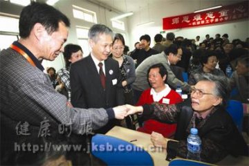 校友相逢泪沾襟