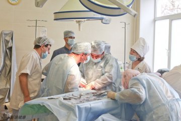 2012年11月,俄罗斯.剖腹产分娩手术全过程