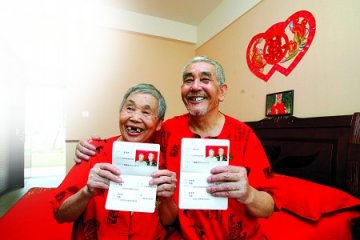 68岁新郎与72岁新娘在敬老院成婚 新郎是初恋