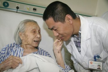 河北省人民医院成功为102岁老人行人工股骨头置换术