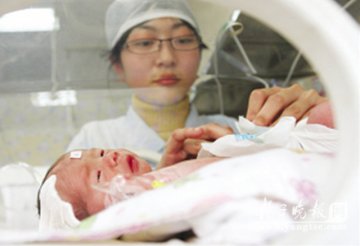 90厘米高女子生下近4斤重健康男婴