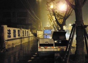 贵州5名闷死男童事发 垃圾箱曝光