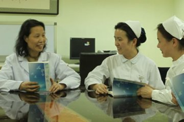 唐中华诗歌集《护士诗歌》出版发行