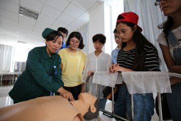 援藏大学生学急救