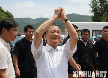 外媒聚焦抗灾：中国领导人爱民真切 总理泪洒一线