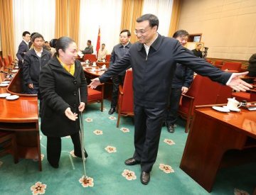 李克强与乡村医生代表座谈