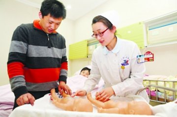 男子乳房莫名分泌“乳汁” 原系脑垂体病变