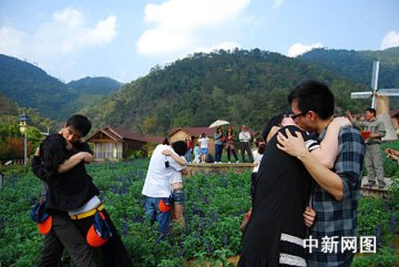 情侣们齐聚盘龙峡上演花式接吻大赛