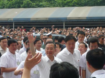 国务院总理温家宝到华西医院看望伤员和医务人员