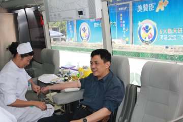 春节期间，三亚市人民医院院领导带头无偿献血