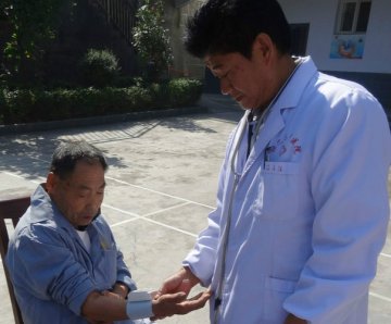 镇巴县中医院医务人员为杨家河敬老院五保老人进行免费体检