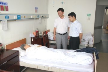 刘福元副局长代表省局前往医院慰问离退休老党员