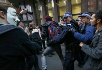 V煞混入英学生与警冲突