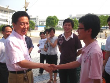 校领导为2009届本科毕业生离校送行