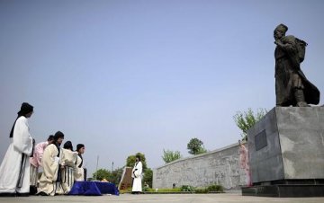 湖北中医药大学学生祭奠李时珍