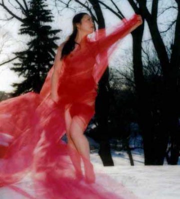 “芙蓉大娘”雪地裸舞自称翻版邓丽君