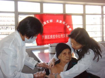 罗湖区疾病预防控制中心为福利院老人免费接种流感疫苗