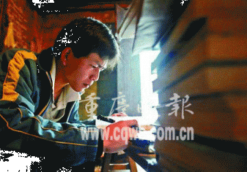 高三男生带着重病爷爷去上学组图