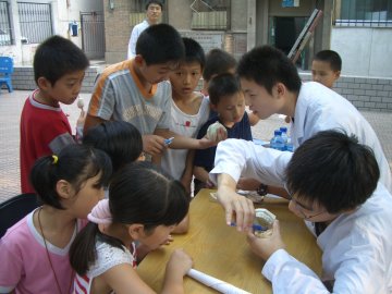 基础医学院04级口腔班开展社区口腔健康宣传活动