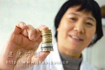 孩子们吞下了多少硬币？