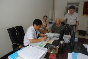 赤峰市光荣院院领导亲自带老人去中蒙医院检查身体