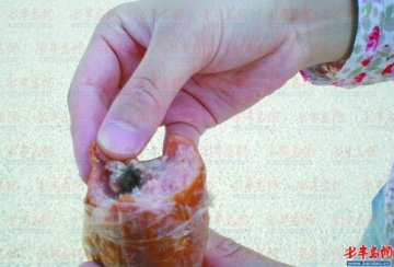 双汇火腿肠吃出黑色异物 供货商和厂家一推再推