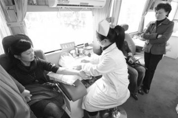 母亲两入火海救幼童被烧成火人 市民捐血救助