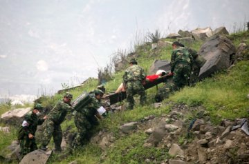 第三军医大学汶川映秀抗震救灾医疗队沿着陡峭的山坡艰难转运伤员