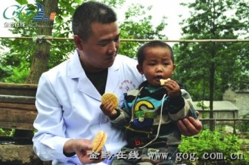 男童患异食癖啃食木炭石沙 医院用脆饼助其戒瘾