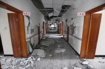 5.芦山人民医院受损，只能搭建户外临时医院
