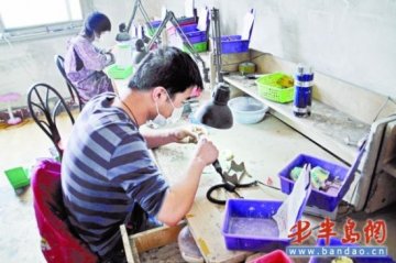 假牙加工点操作台沾满污渍 产品流向正规诊所