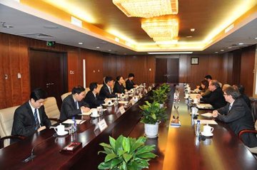 滕佳材会见世界银行农业全球发展实践局高级局长爵根·沃格勒