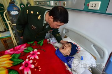武警云南总队成功为106岁老人实施手术