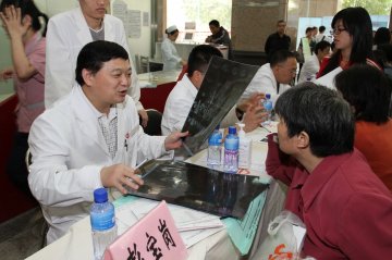 中山一院“百年院庆百位名医”义诊咨询活动启动仪式暨首场义诊活动隆重举行