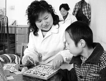 为孤残儿童进行康复训练