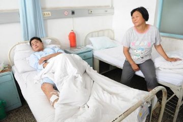 河南凤凰岭矿区爆炸事故伤员在医院接受救治