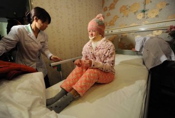 安徽被毁容少女周岩抵京治疗