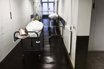 女摄影师照片记录人类死亡历程