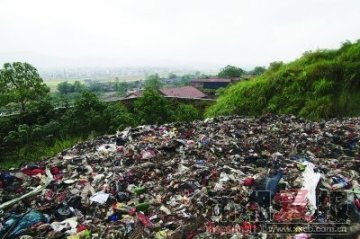 长沙一垃圾场距民宅15米 住户粘板一天粘满苍蝇