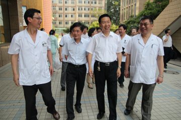 校领导亲切慰问高温下奋战一线的附院师生医护员工