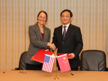 吴浈会见美国食品药品管理局局长并签署互派监管人员的合作文件