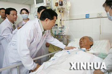 大医有魂 思念无尽：好军医华益慰逝世