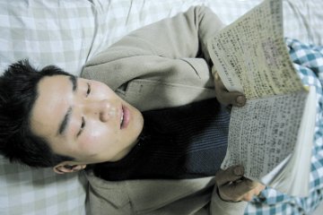 农民工工伤无人护理 上厕所需靠自己爬