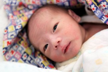 高清：初生男婴被弃地下室 女医生当众哺弃婴