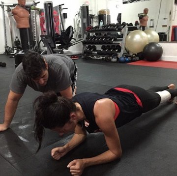 维密火辣身材超养眼 模特网晒私下训练照