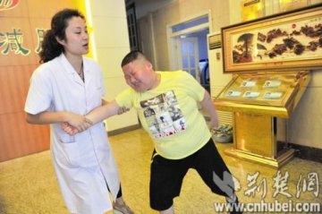 小学生体重180斤被劝休学减肥 睡觉需戴呼吸机