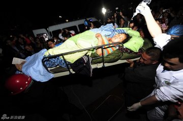 10.芦山县人民医院安置点，救治地震中伤者