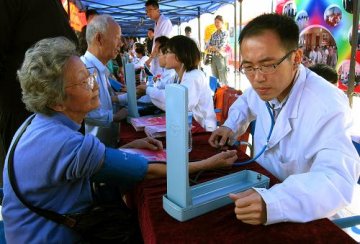 山东医疗卫生单位上街义诊