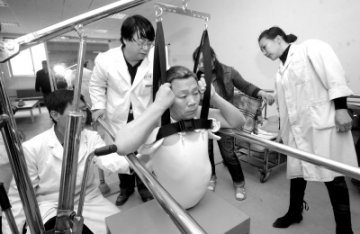 “半截人”首次石膏取型